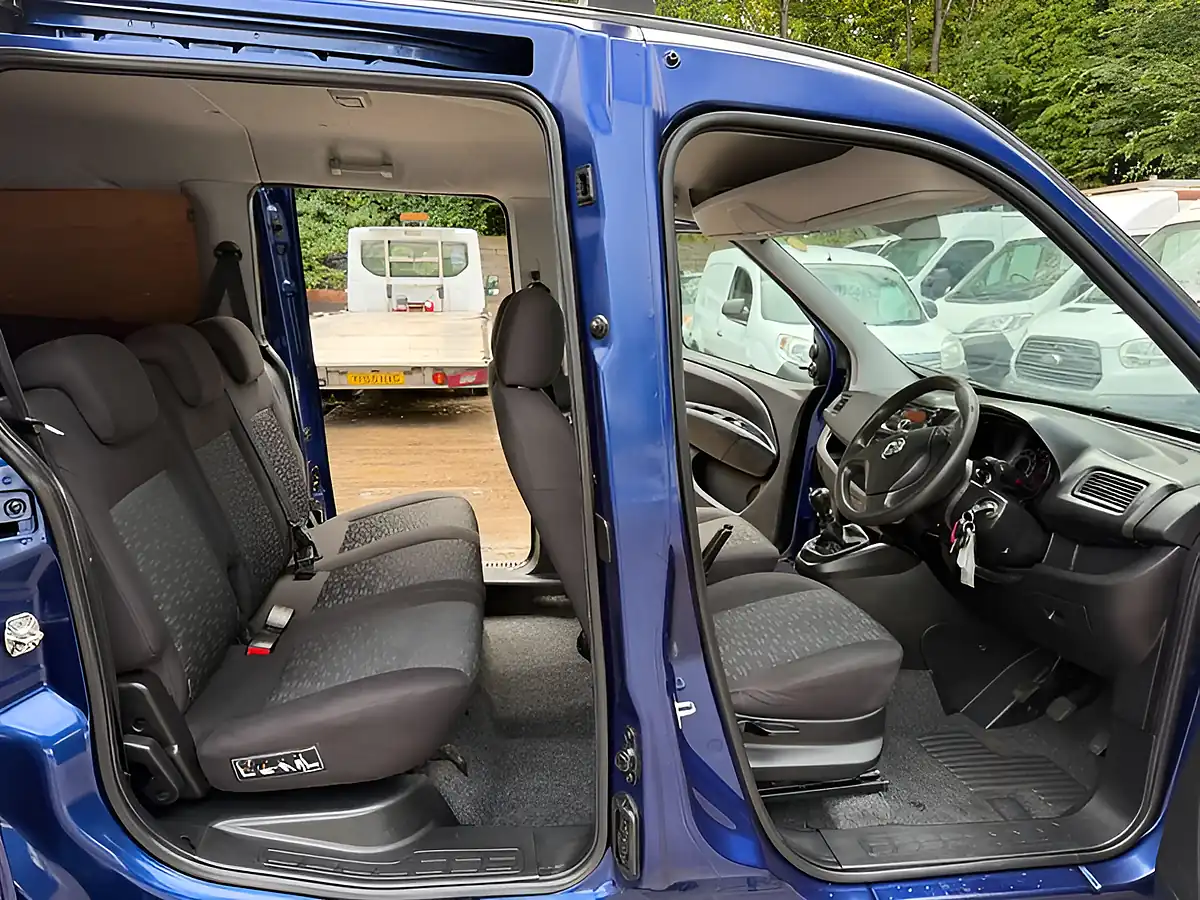 Used 2015 Vauxhall Combo Sportive Blue - Interior and Exterior details 6