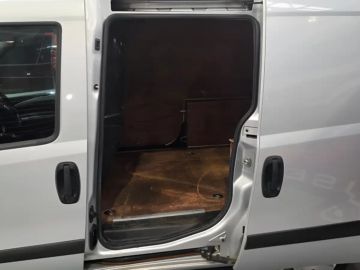 Used 2015 Vauxhall Combo Sportive Silver - Interior and Exterior details 16