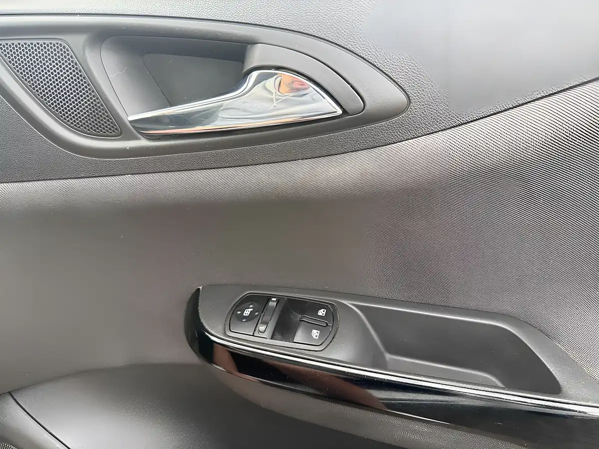 Used 2015 Vauxhall Corsa Design White - Interior and Exterior details 15