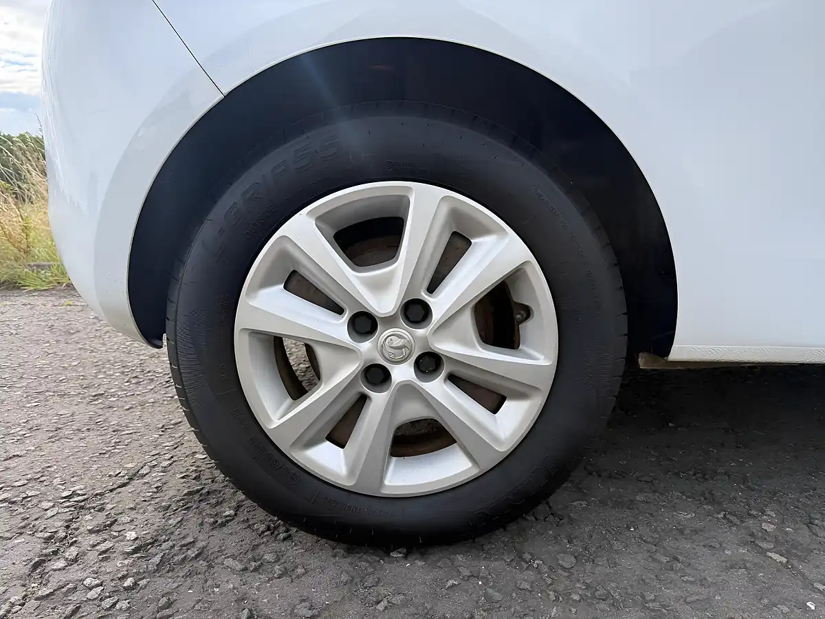 Used 2015 Vauxhall Corsa Design White - Interior and Exterior details 9
