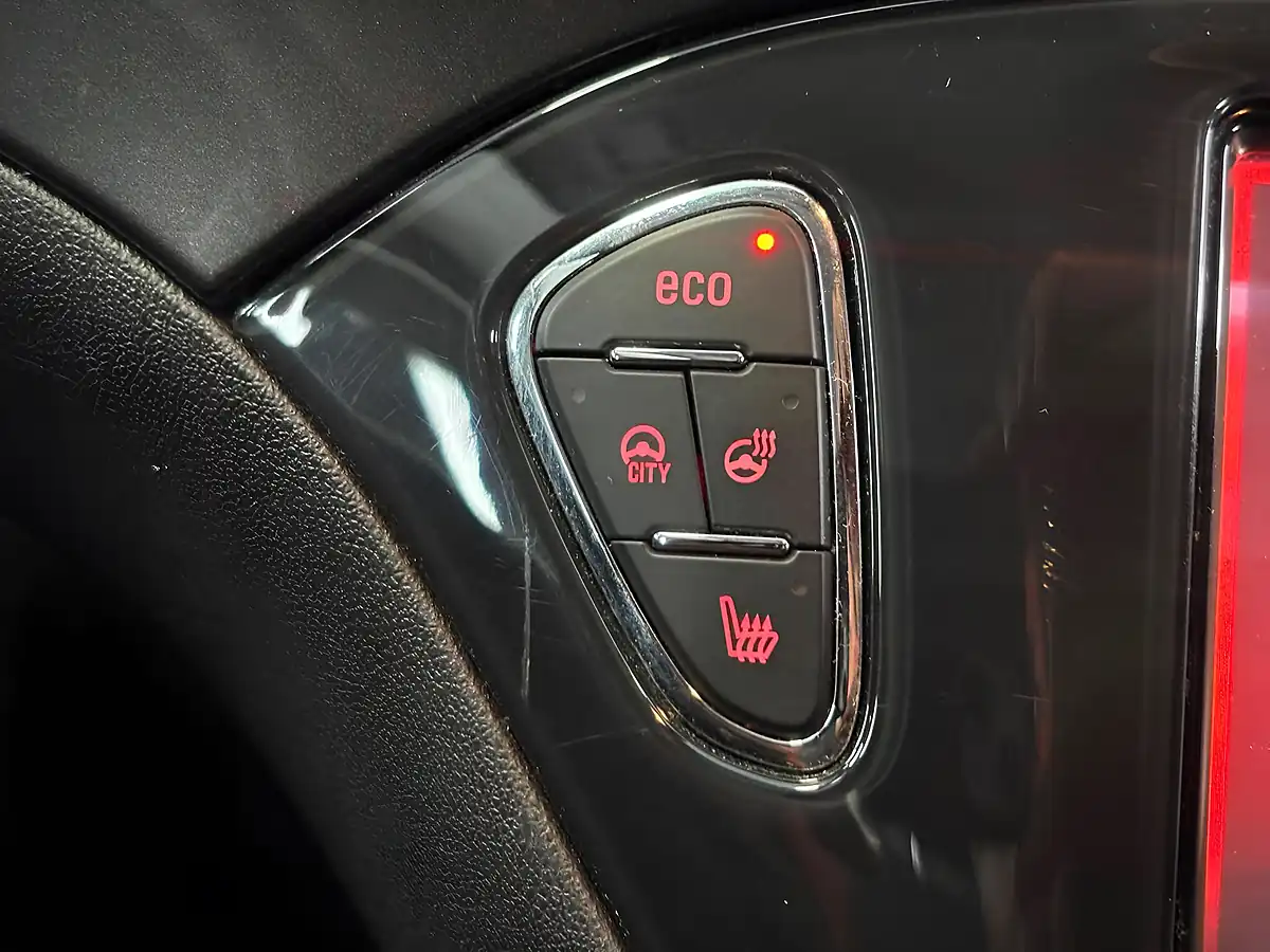 Used 2015 Vauxhall Corsa Excite Green - Interior and Exterior details 11