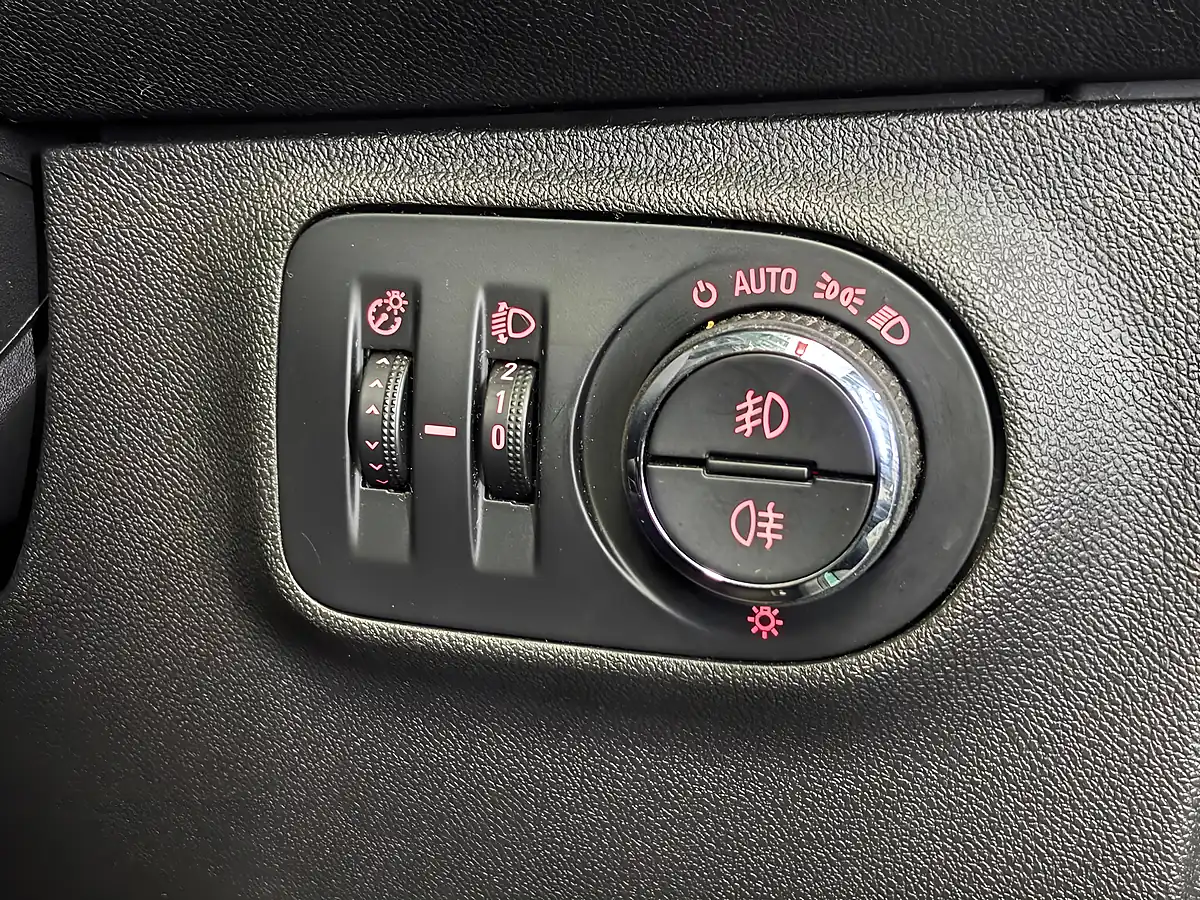 Used 2015 Vauxhall Corsa Excite Green - Interior and Exterior details 12