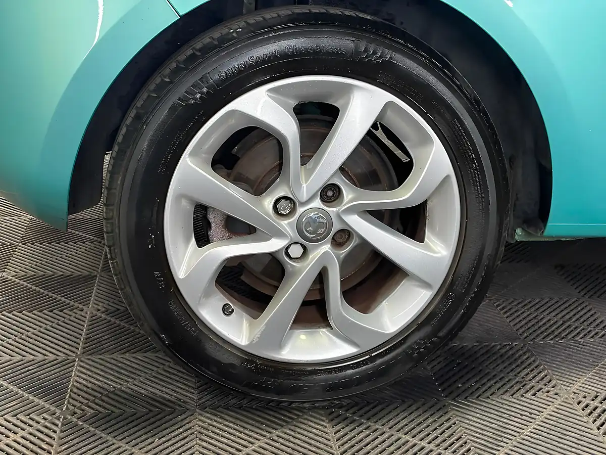 Used 2015 Vauxhall Corsa Excite Green - Interior and Exterior details 14