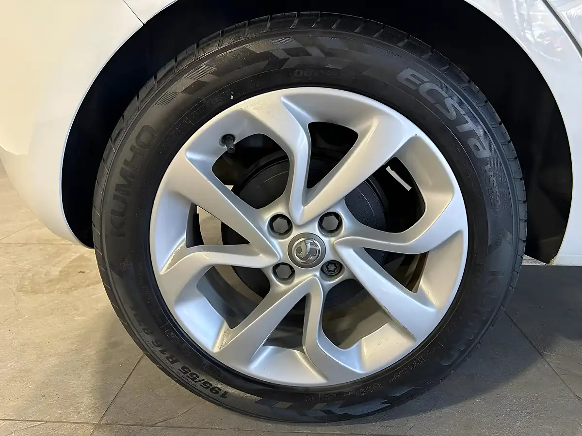 Used 2015 Vauxhall Corsa Excite White - Interior and Exterior details 17
