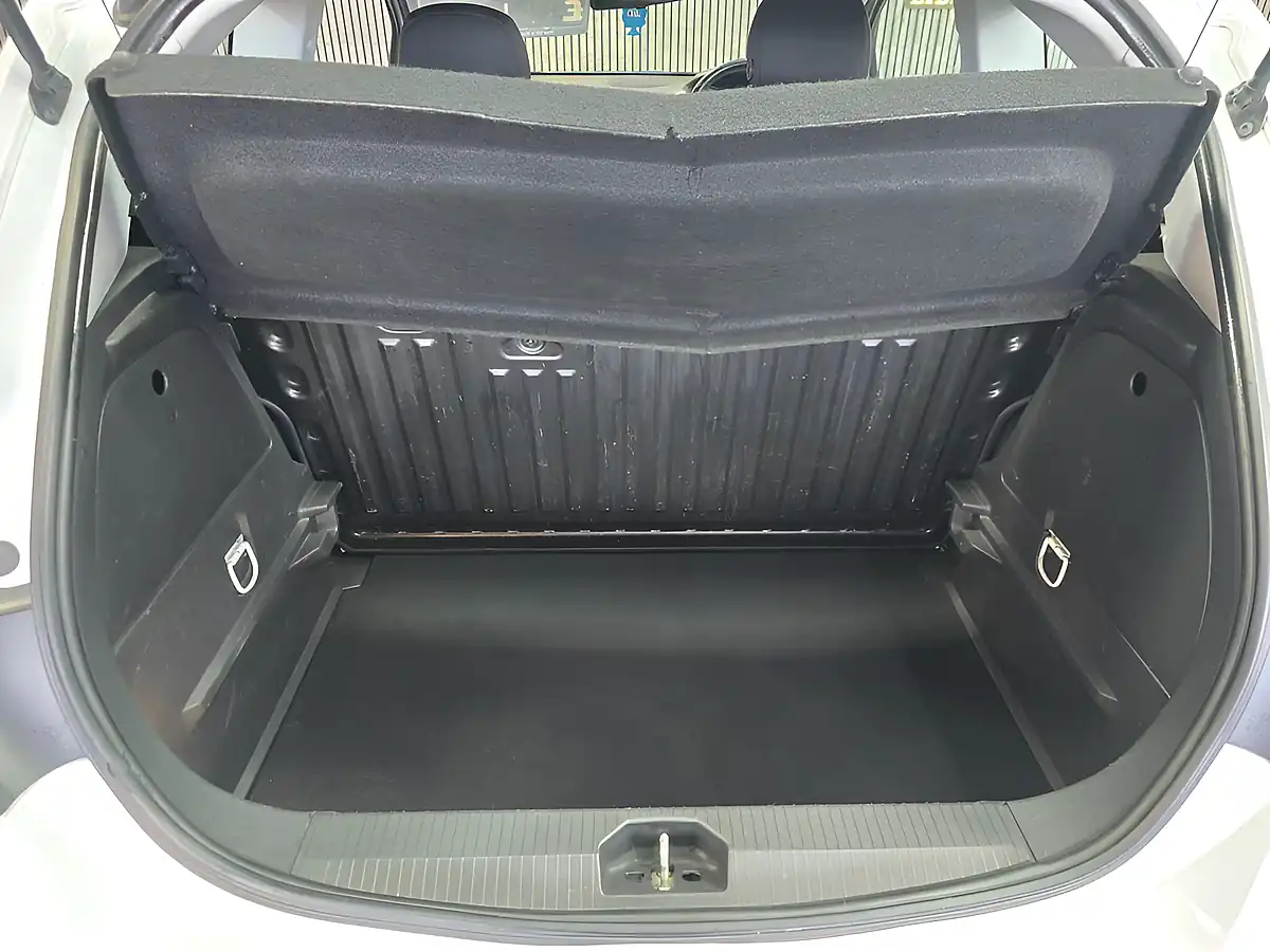 Used 2015 Vauxhall Corsa Excite White - Interior and Exterior details 14