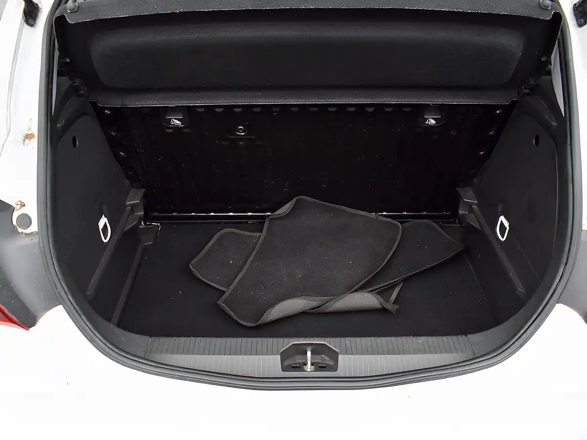 Used 2015 Vauxhall Corsa Limited Edition White - Interior and Exterior details 8