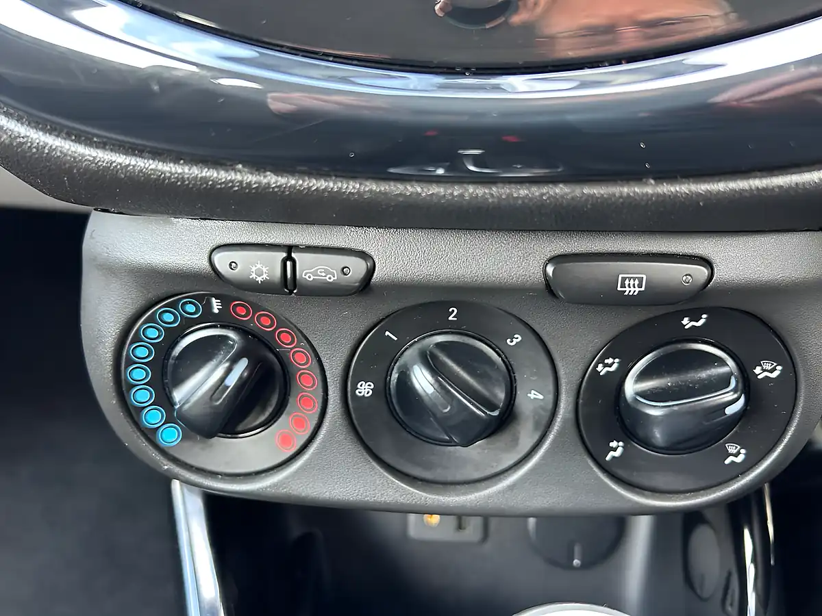 Used 2015 Vauxhall Corsa Se Blue - Interior and Exterior details 9