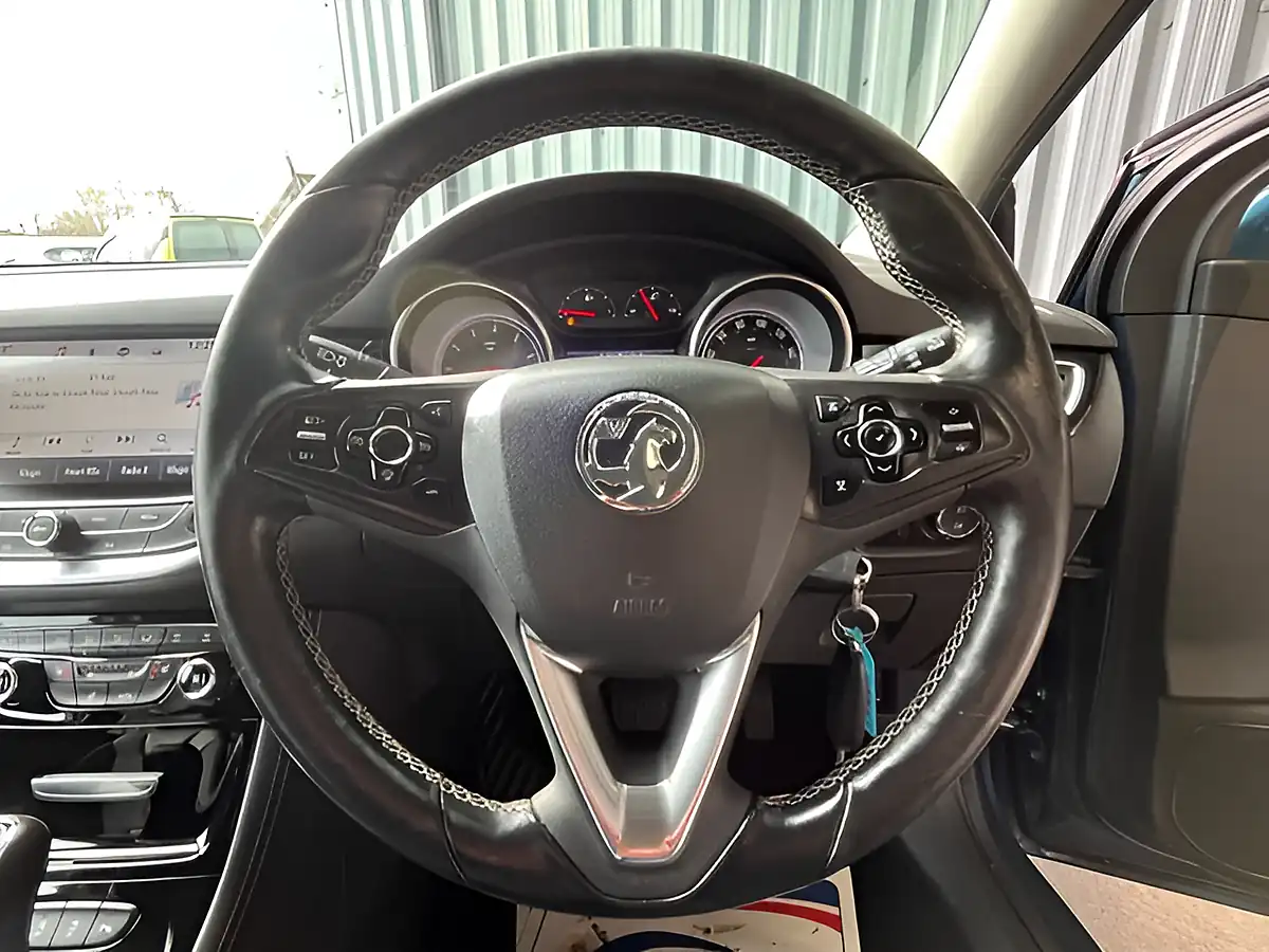 Used 2015 Vauxhall Corsa Se Green - Interior and Exterior details 15