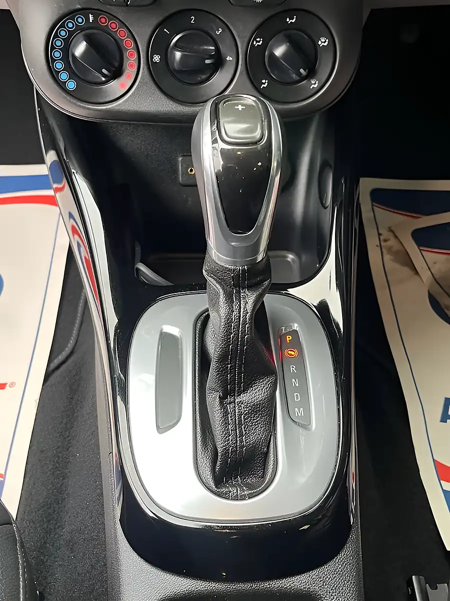Used 2015 Vauxhall Corsa Se Green - Interior and Exterior details 16
