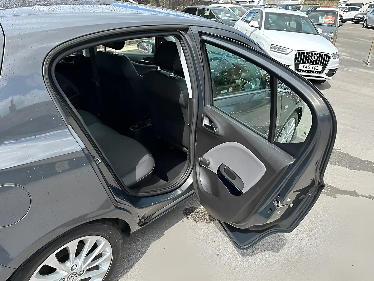 Used 2015 Vauxhall Corsa Se Grey - Interior and Exterior details 18