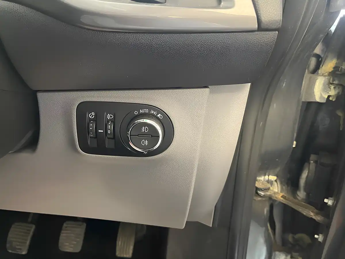 Used 2015 Vauxhall Corsa Se Grey - Interior and Exterior details 16