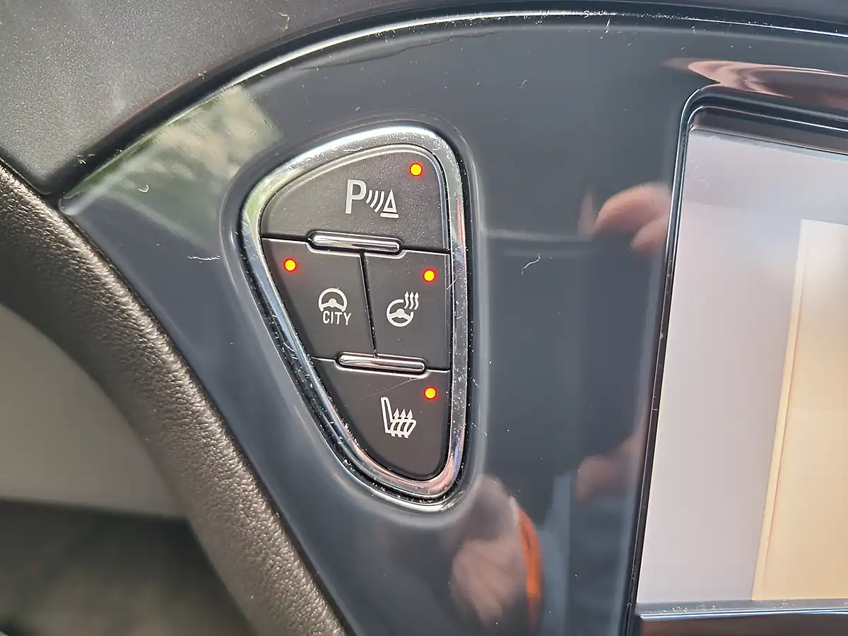 Used 2015 Vauxhall Corsa Se Red - Interior and Exterior details 15