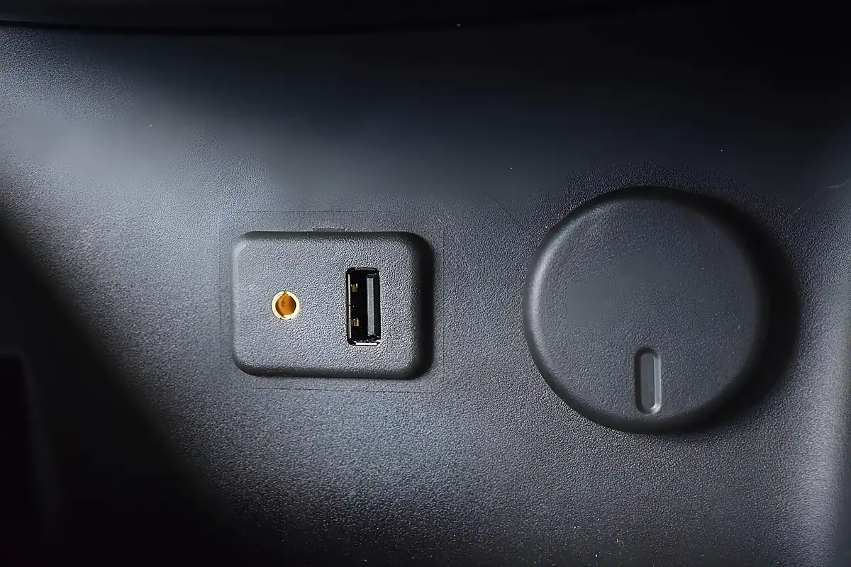Used 2015 Vauxhall Corsa Se Silver - Interior and Exterior details 15