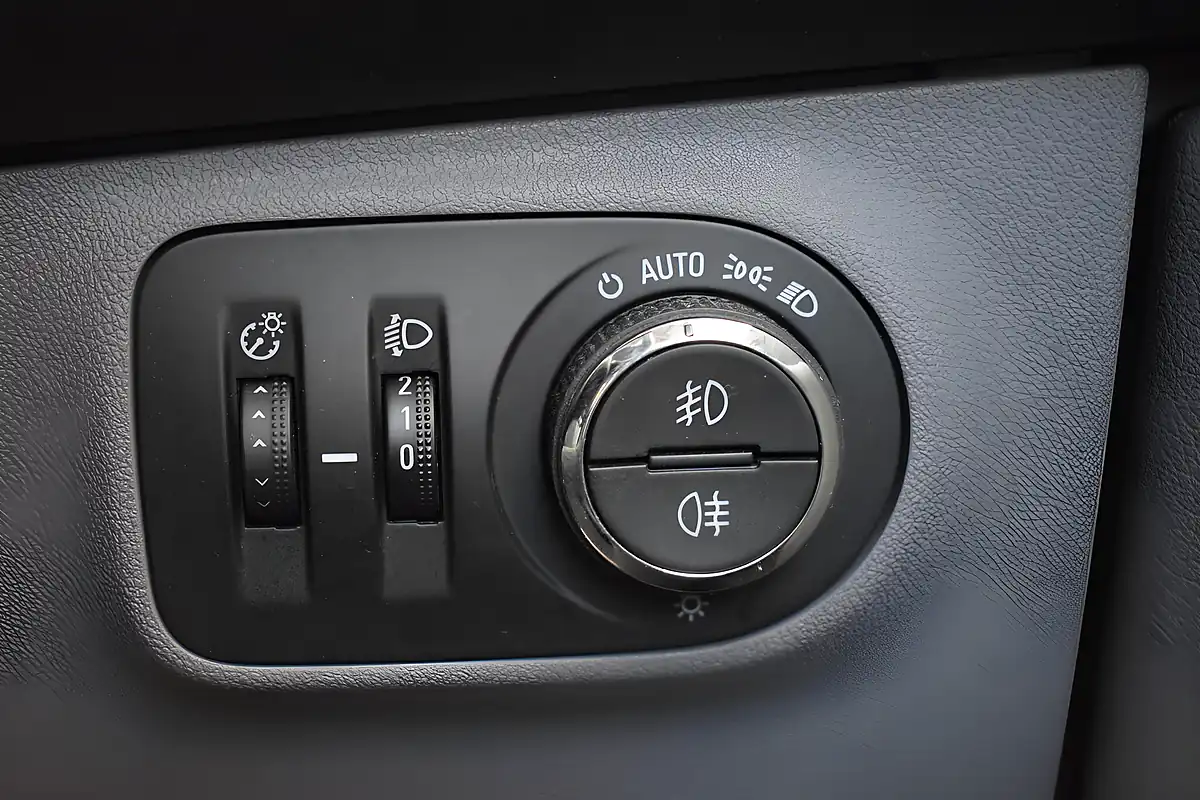 Used 2015 Vauxhall Corsa Se Silver - Interior and Exterior details 17