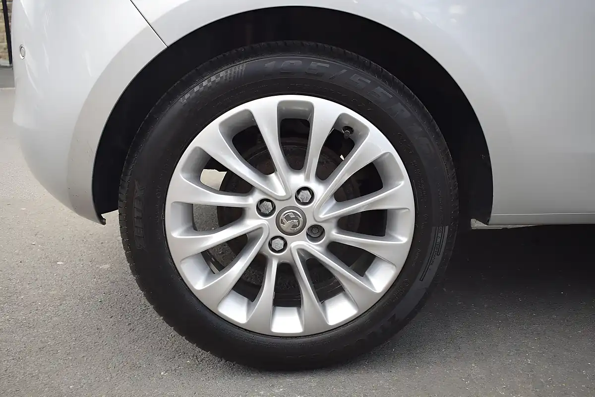 Used 2015 Vauxhall Corsa Se Silver - Interior and Exterior details 19