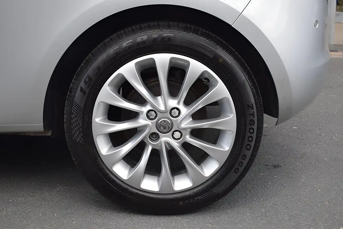 Used 2015 Vauxhall Corsa Se Silver - Interior and Exterior details 20