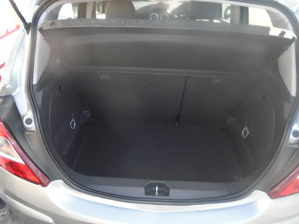 Used 2015 Vauxhall Corsa Se Silver - Interior and Exterior details 14