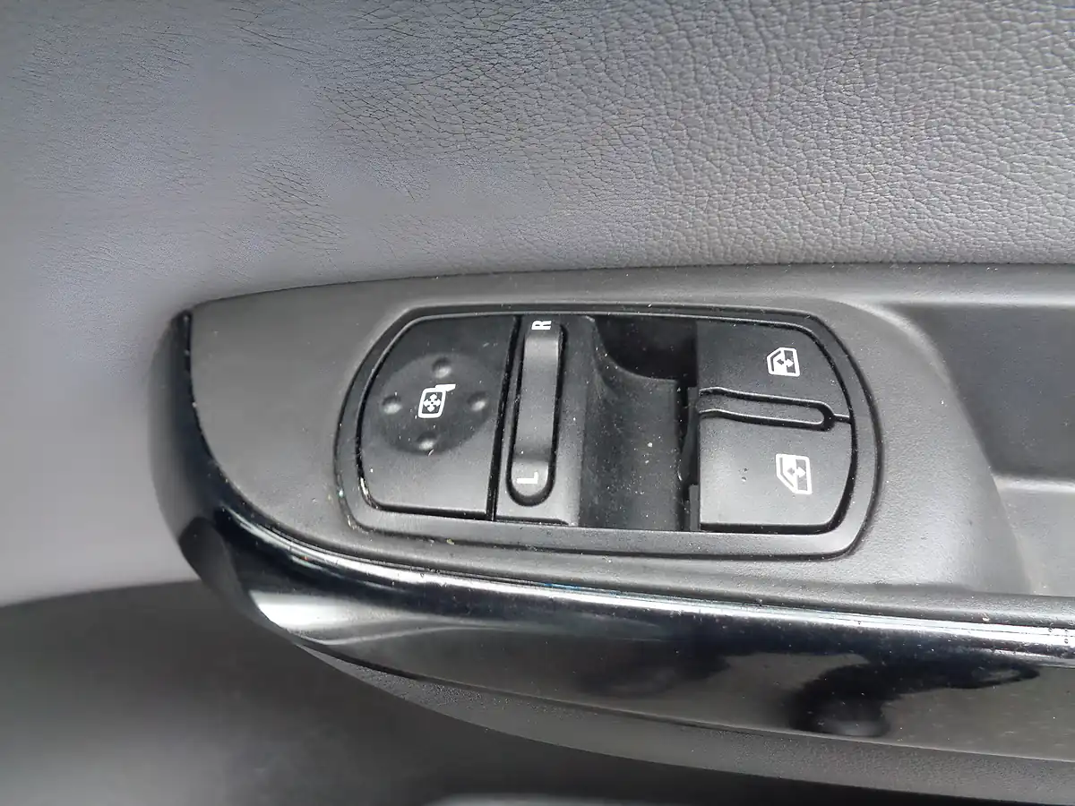 Used 2015 Vauxhall Corsa Se White - Interior and Exterior details 15
