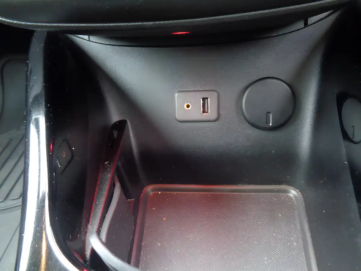Used 2015 Vauxhall Corsa Se White - Interior and Exterior details 17