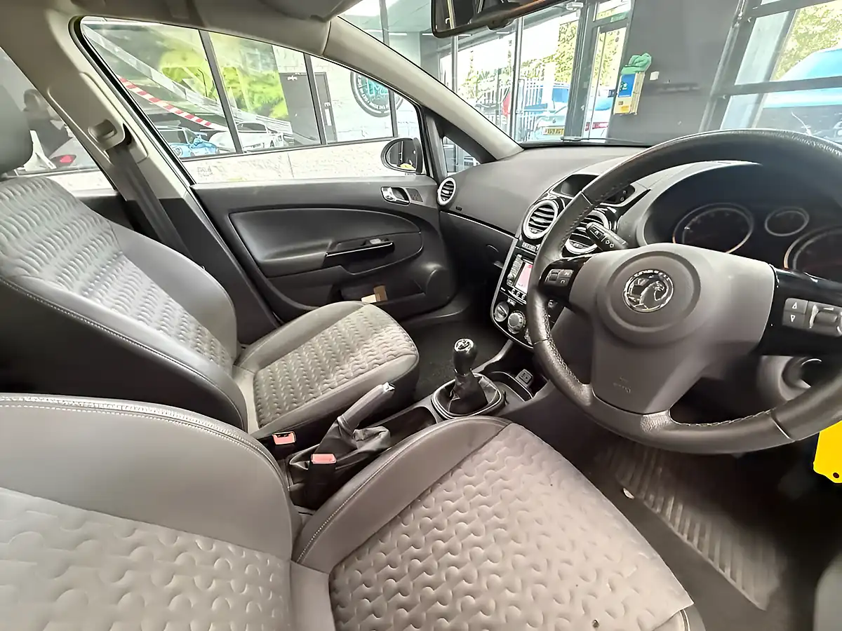 Used 2015 Vauxhall Corsa Se White - Interior and Exterior details 13