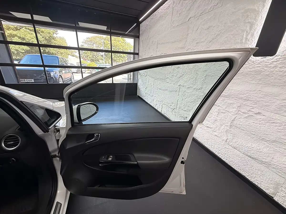 Used 2015 Vauxhall Corsa Se White - Interior and Exterior details 16
