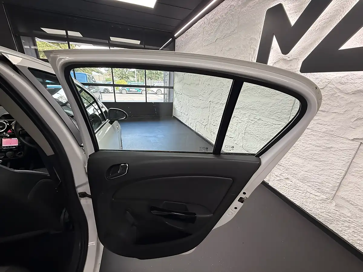 Used 2015 Vauxhall Corsa Se White - Interior and Exterior details 17