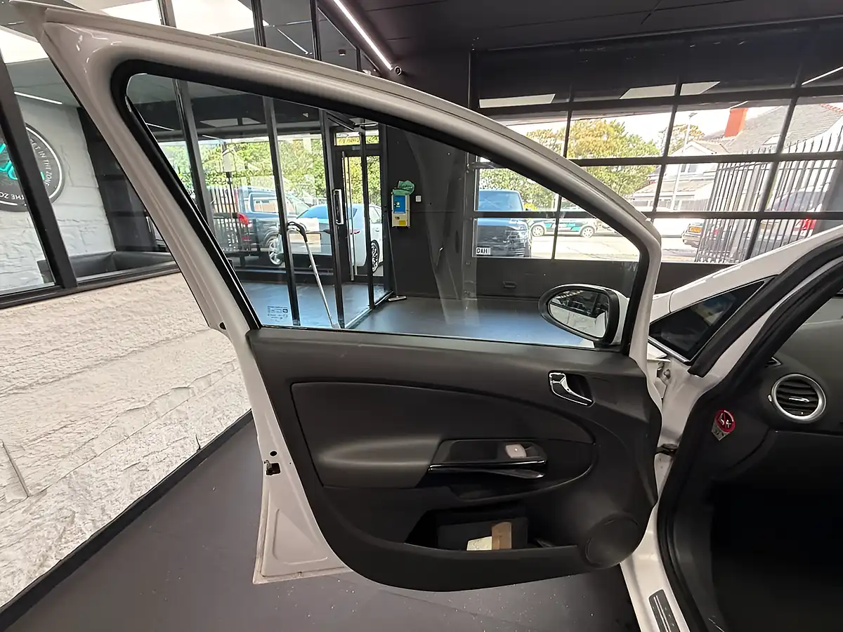 Used 2015 Vauxhall Corsa Se White - Interior and Exterior details 20