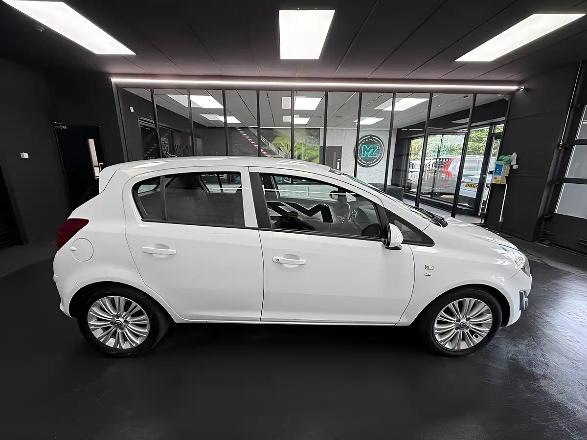 Used 2015 Vauxhall Corsa Se White - Interior and Exterior details 9