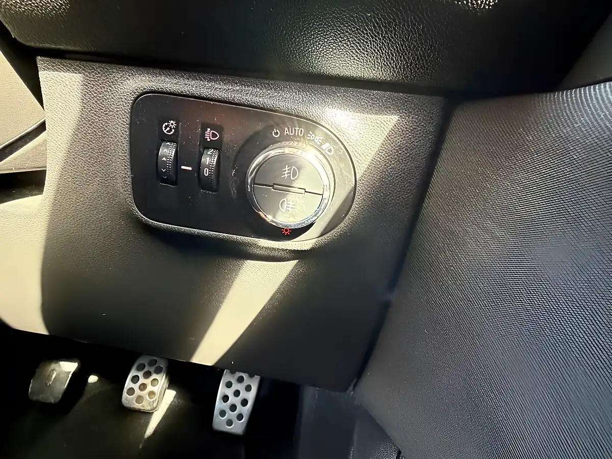 Used 2015 Vauxhall Corsa Sri Red - Interior and Exterior details 20