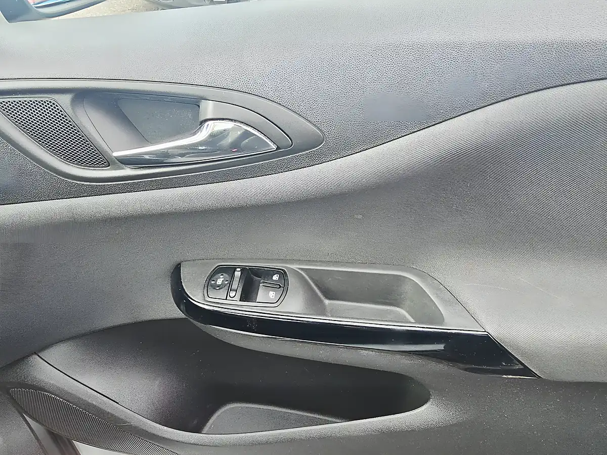 Used 2015 Vauxhall Corsa Sri White - Interior and Exterior details 15
