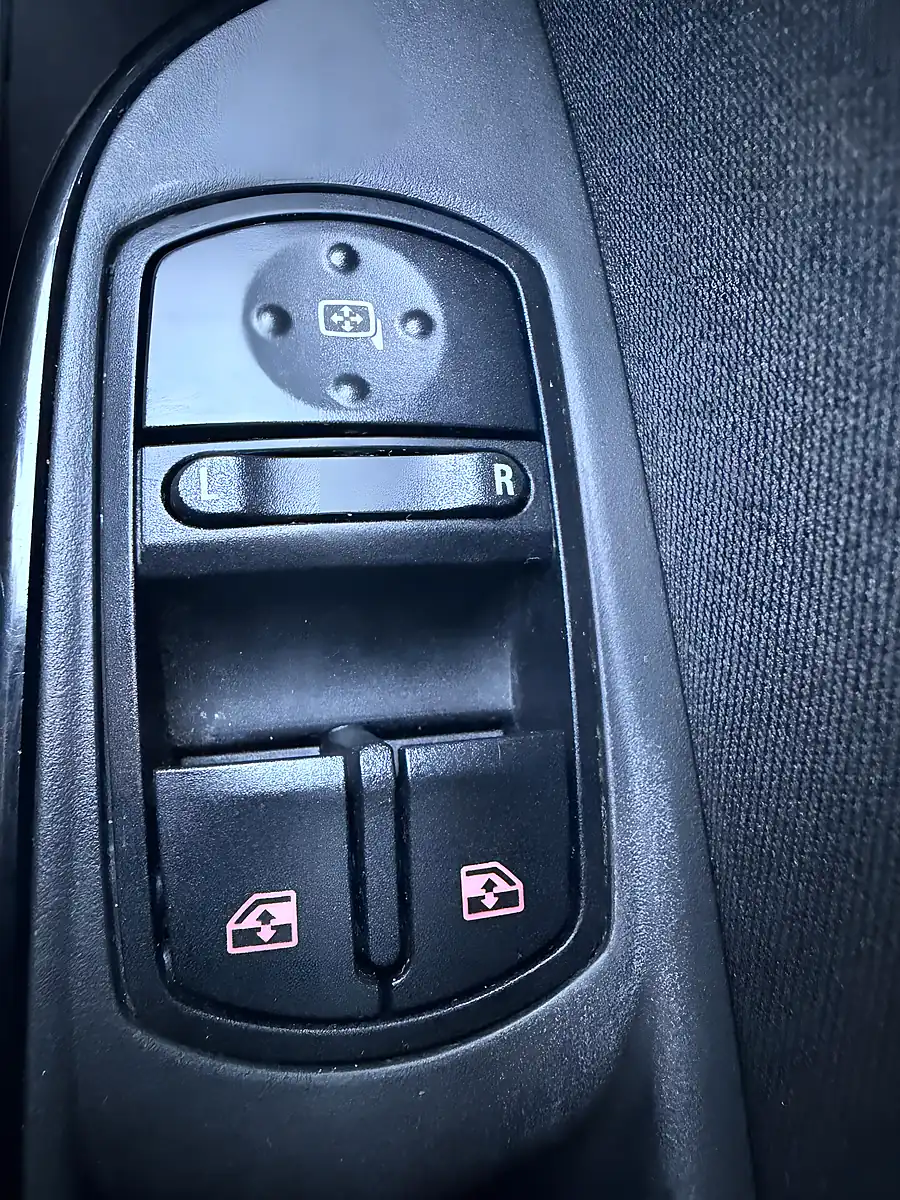 Used 2015 Vauxhall Corsa Sri White - Interior and Exterior details 18