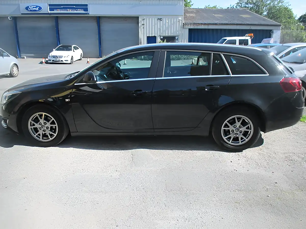 Used 2015 Vauxhall Insignia Sport Tourer Black - Interior and Exterior details 5