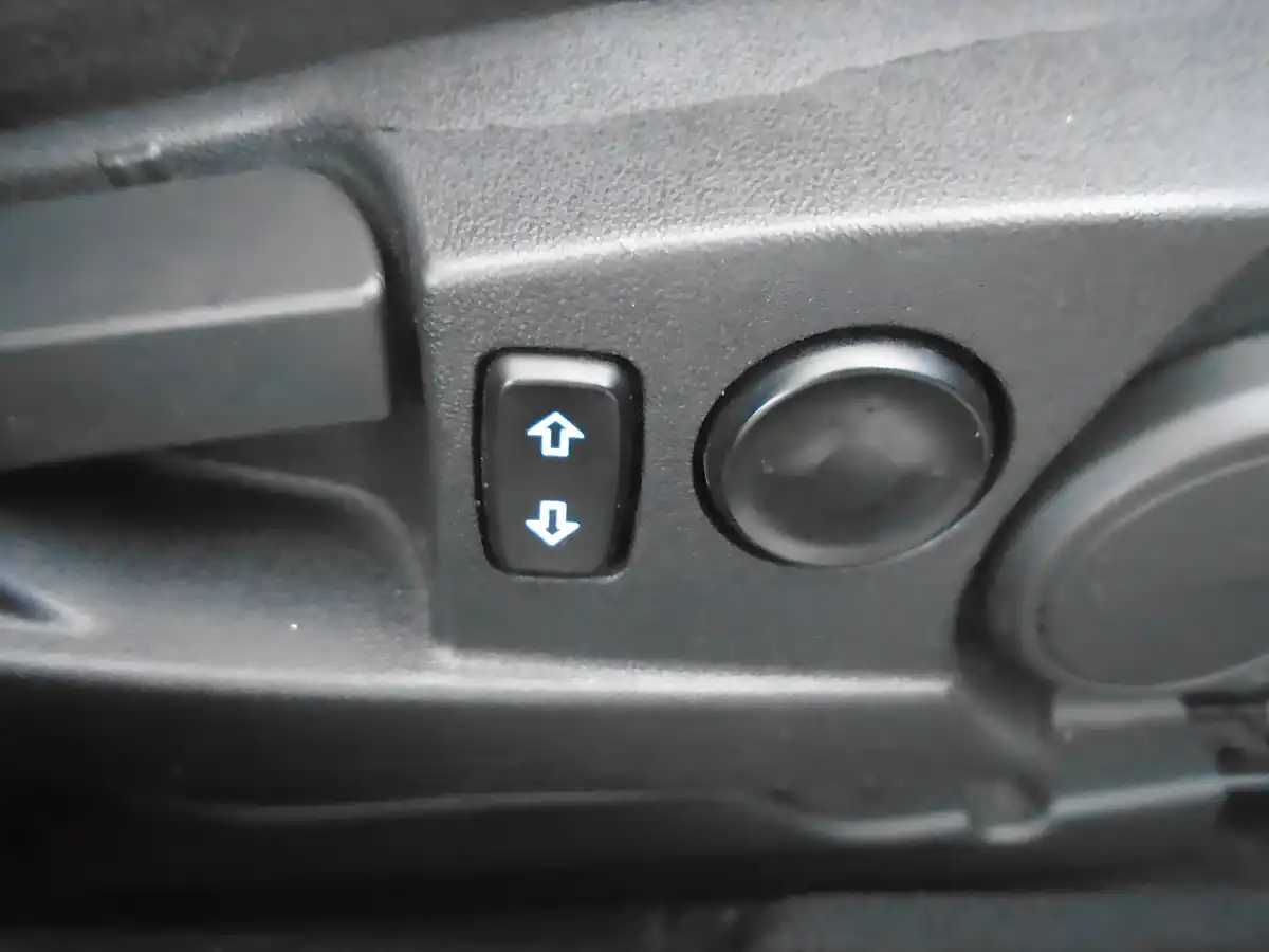 Used 2015 Vauxhall Insignia Sri Red - Interior and Exterior details 8