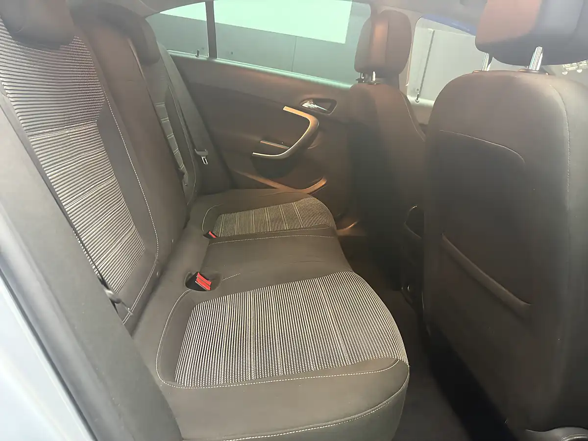 Used 2015 Vauxhall Insignia Sri Silver - Interior and Exterior details 12