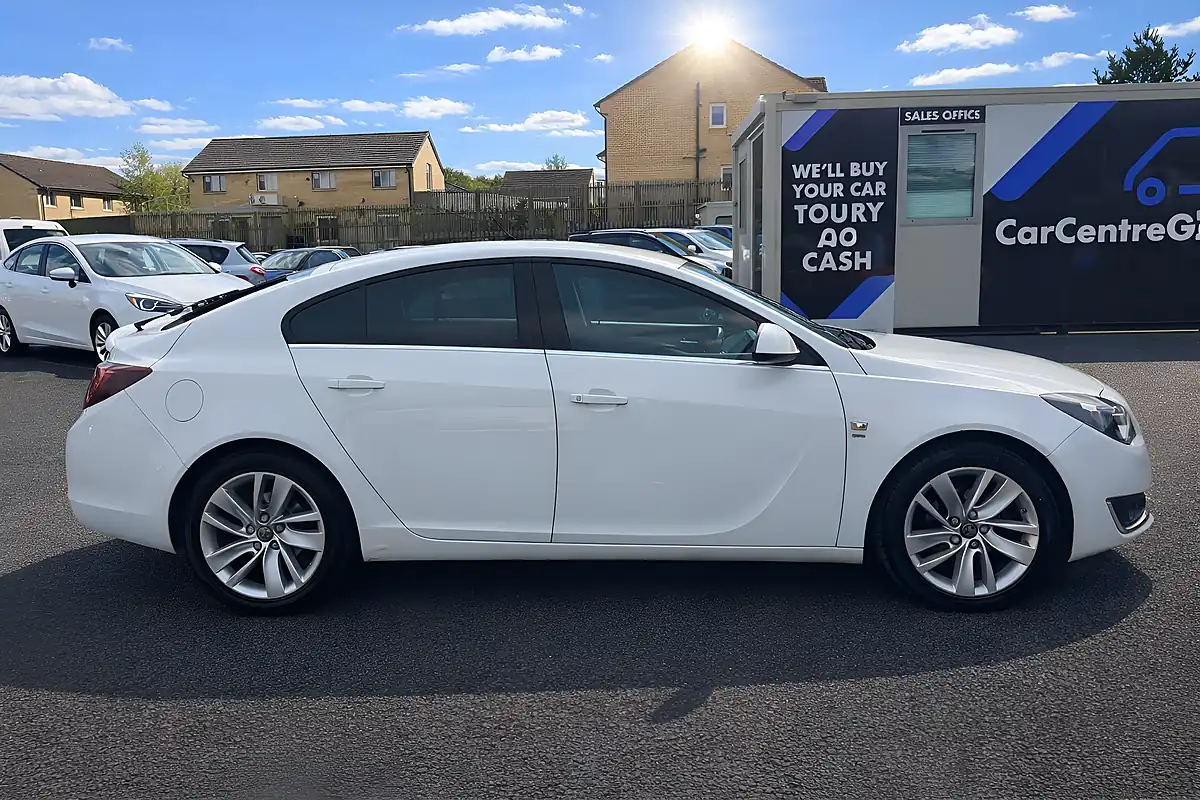Used 2015 Vauxhall Insignia Sri White - Front View