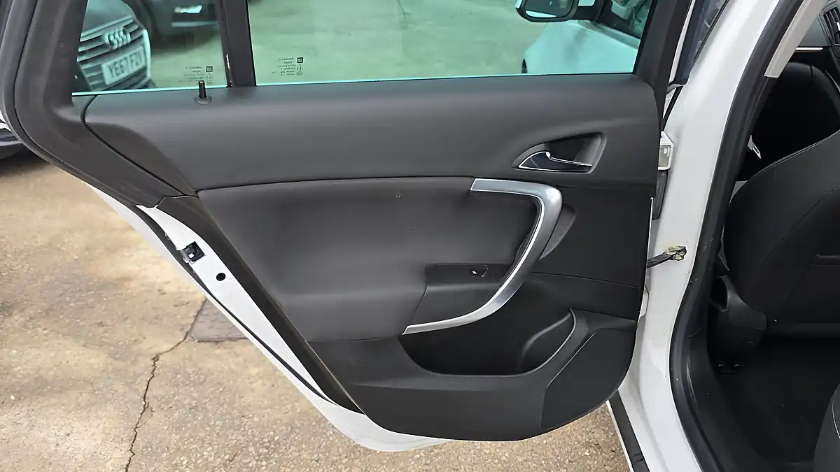 Used 2015 Vauxhall Insignia Sri White - Interior and Exterior details 13