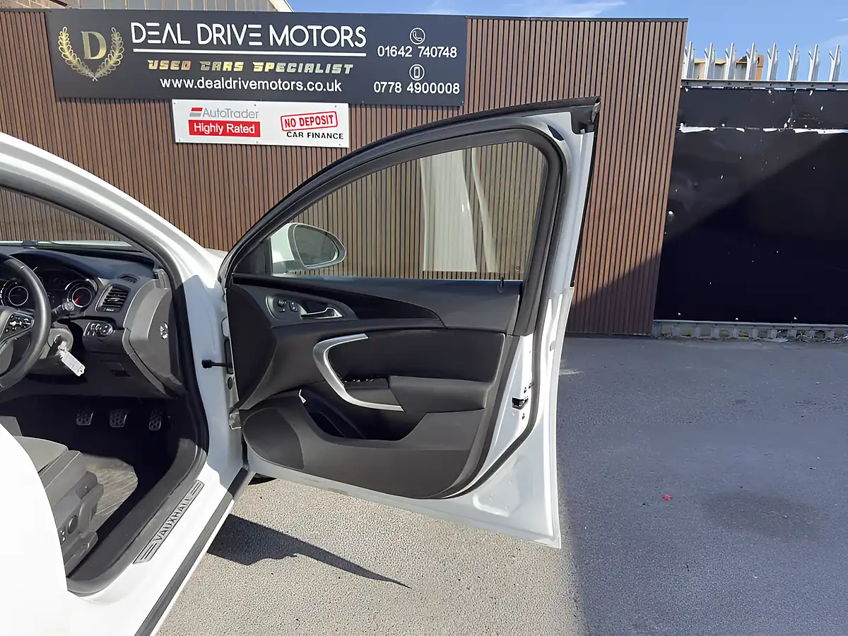 Used 2015 Vauxhall Insignia Sri White - Interior and Exterior details 10