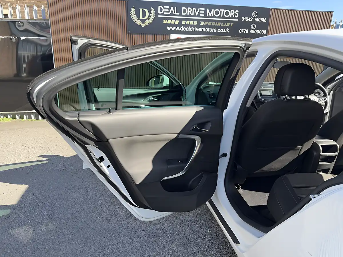 Used 2015 Vauxhall Insignia Sri White - Interior and Exterior details 12