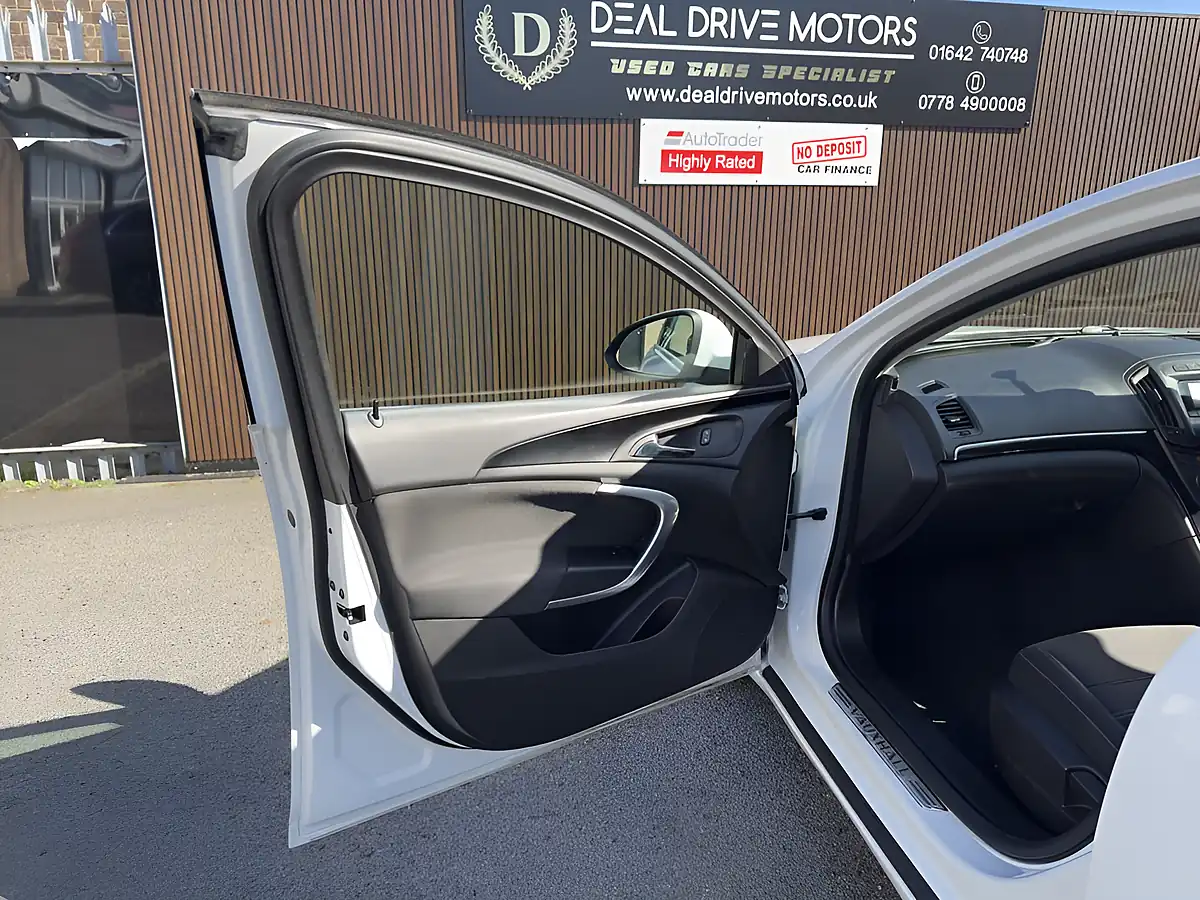 Used 2015 Vauxhall Insignia Sri White - Interior and Exterior details 13