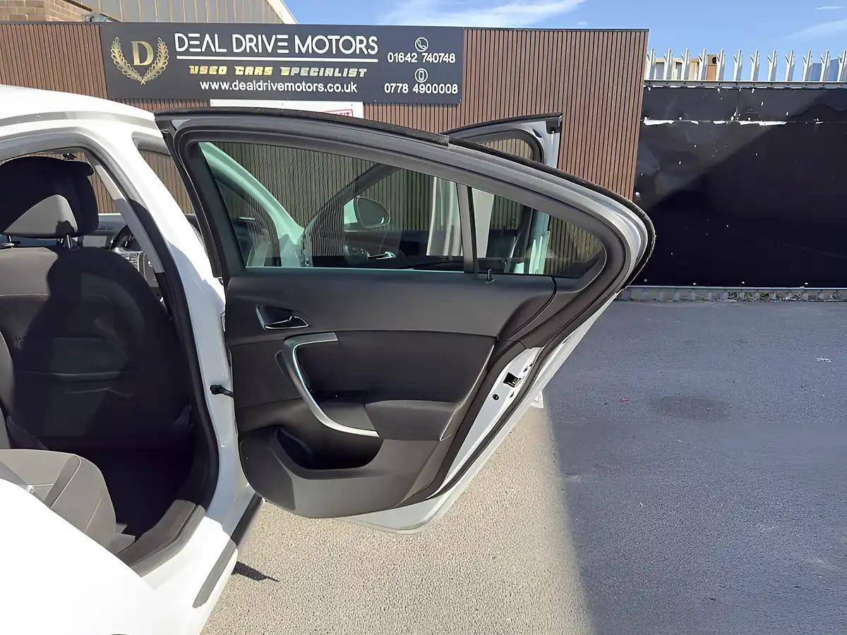 Used 2015 Vauxhall Insignia Sri White - Interior and Exterior details 9