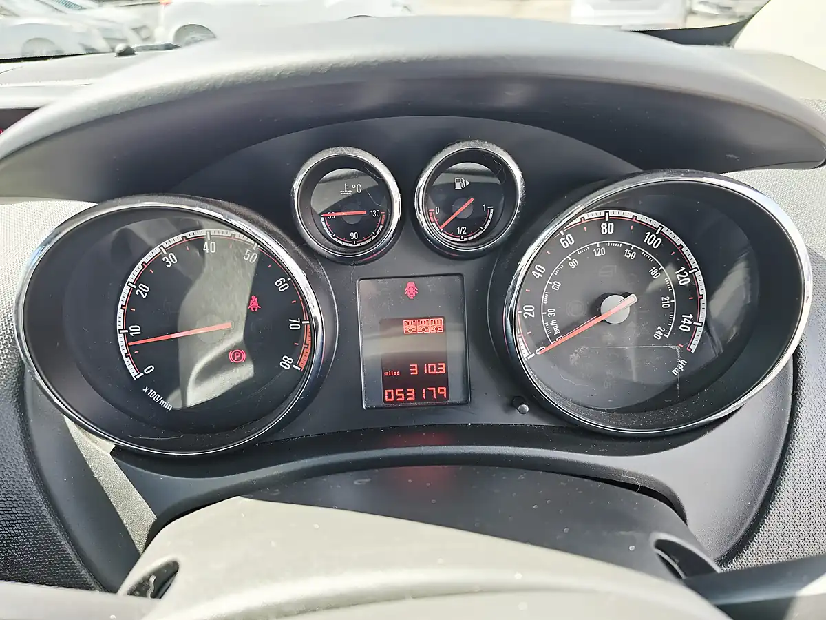 Used 2015 Vauxhall Meriva Exclusiv Silver - Interior and Exterior details 12