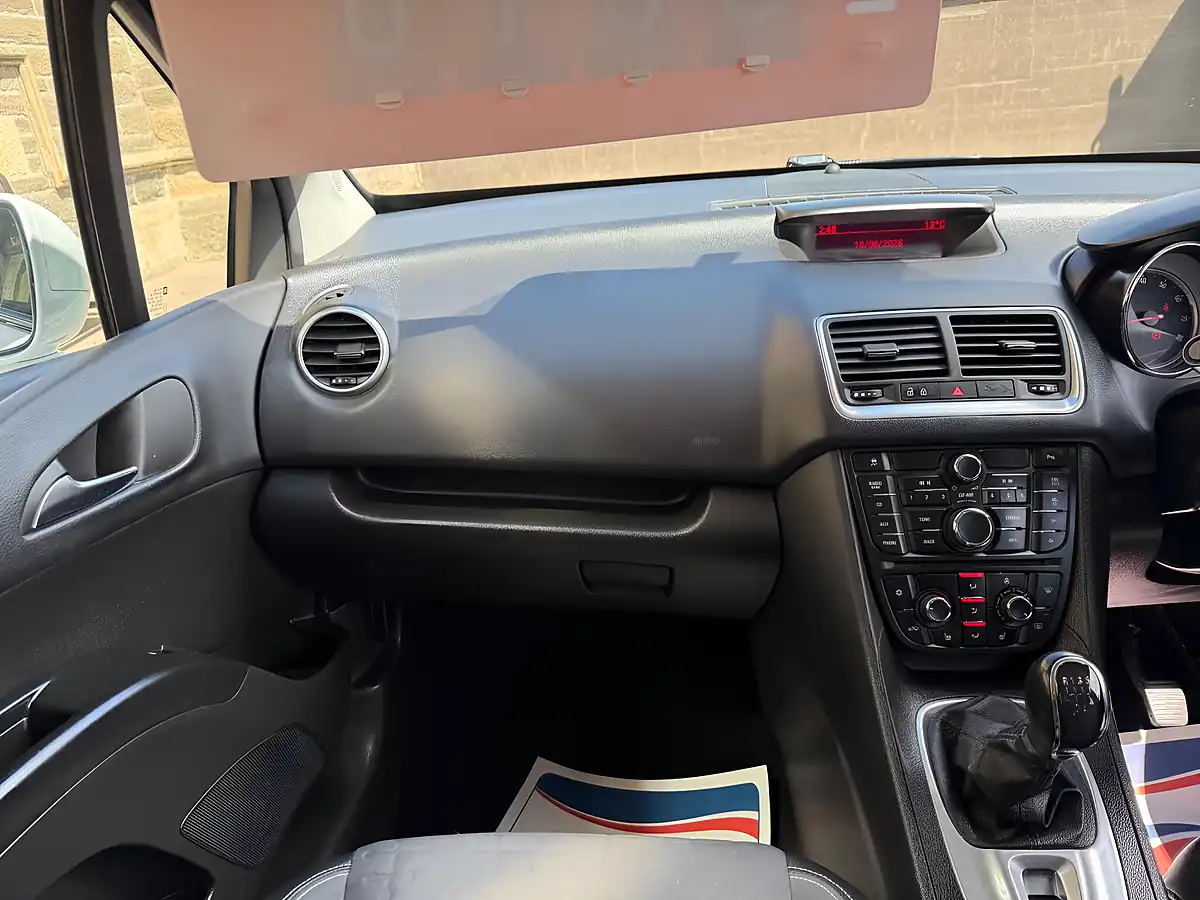 Used 2015 Vauxhall Meriva Tech Line White - Interior and Exterior details 11