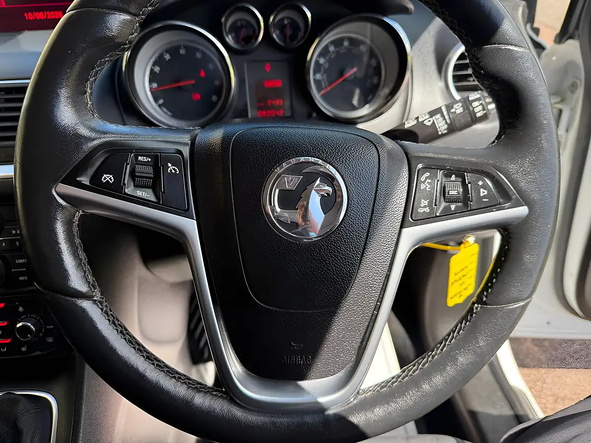 Used 2015 Vauxhall Meriva Tech Line White - Interior and Exterior details 16