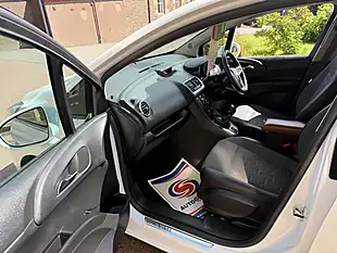 Used 2015 Vauxhall Meriva Tech Line White - Interior and Exterior details 8