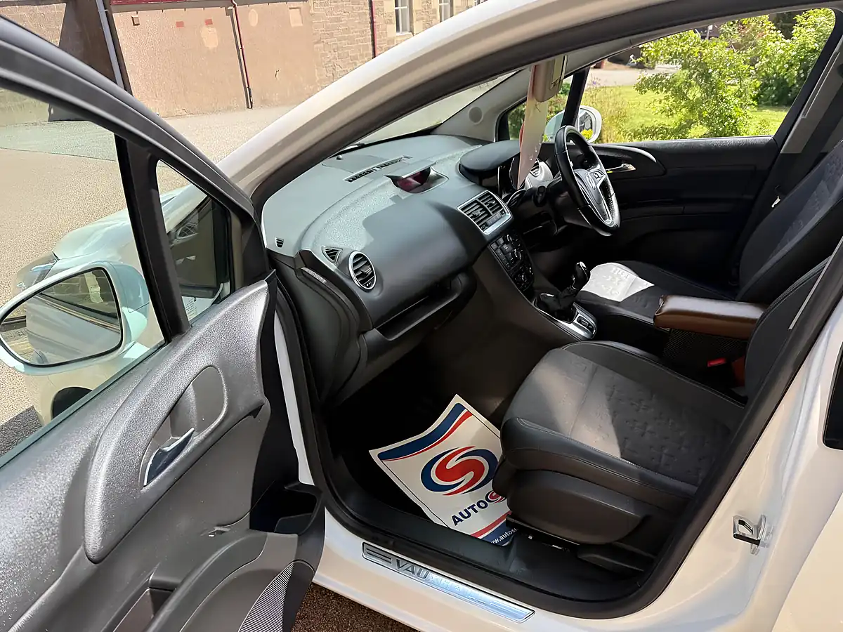 Used 2015 Vauxhall Meriva Tech Line White - Interior and Exterior details 8