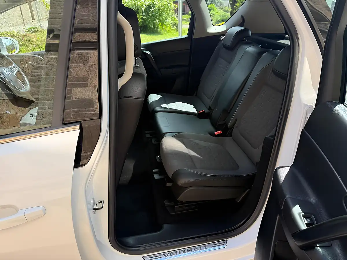 Used 2015 Vauxhall Meriva Tech Line White - Interior and Exterior details 9