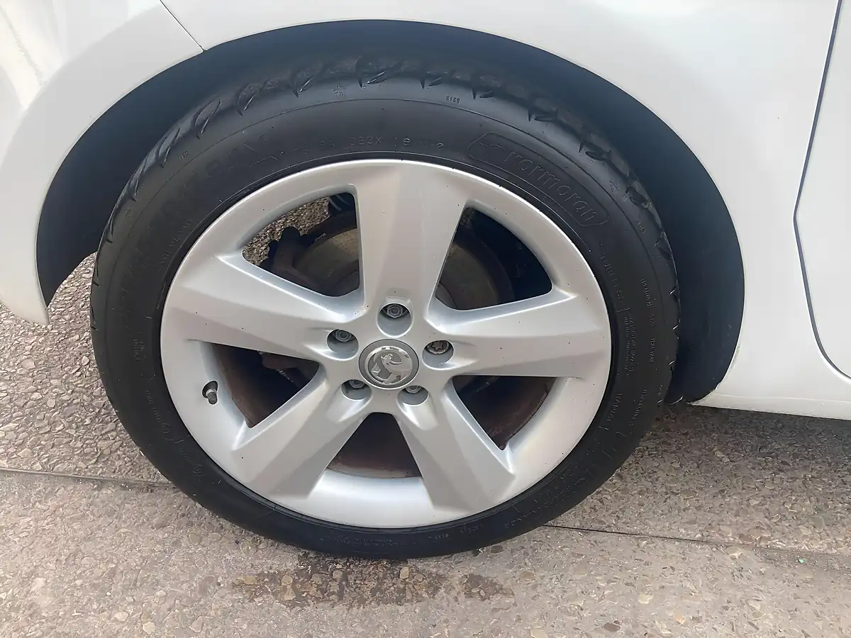 Used 2015 Vauxhall Meriva Tech Line White - Interior and Exterior details 14