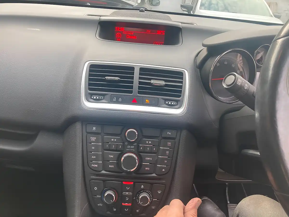 Used 2015 Vauxhall Meriva Tech Line White - Interior and Exterior details 16