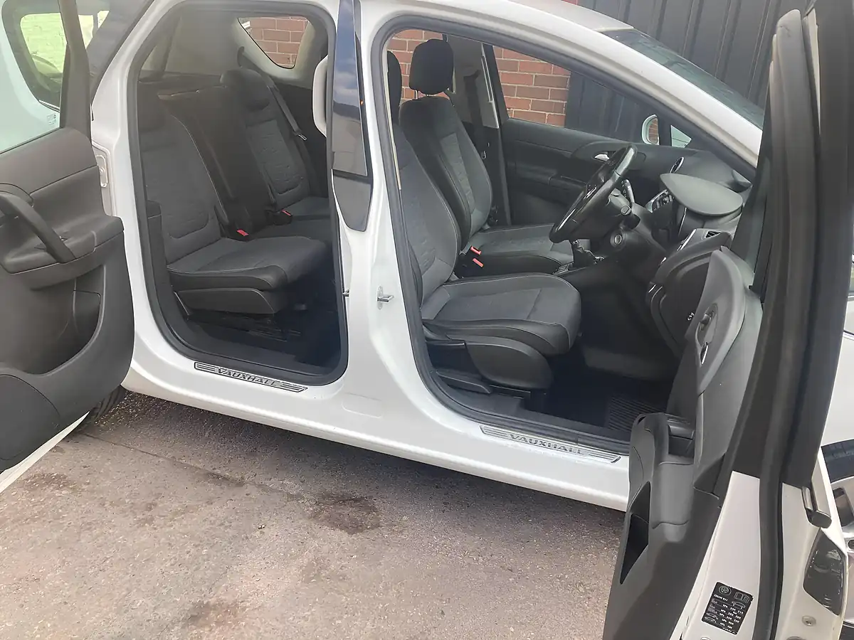 Used 2015 Vauxhall Meriva Tech Line White - Interior and Exterior details 9