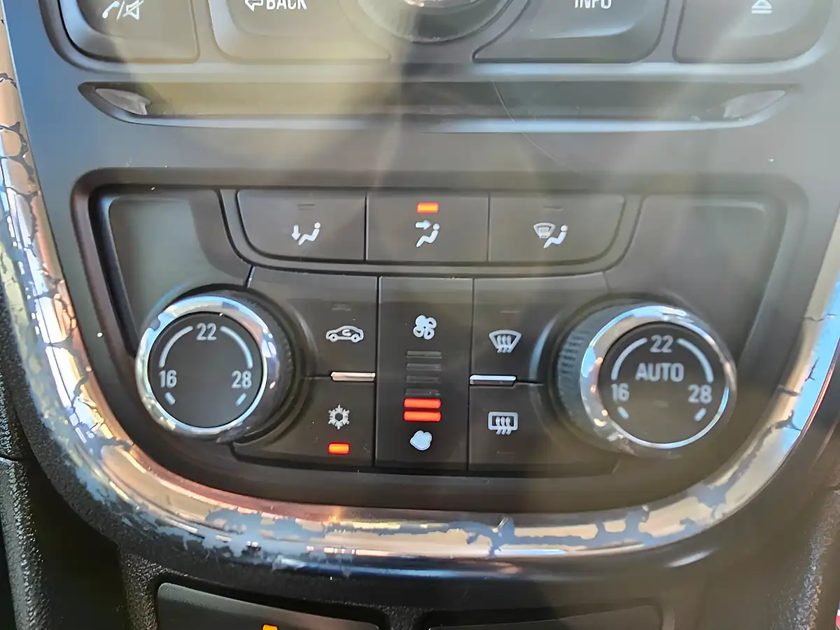 Used 2015 Vauxhall Mokka Exclusiv Orange - Interior and Exterior details 18